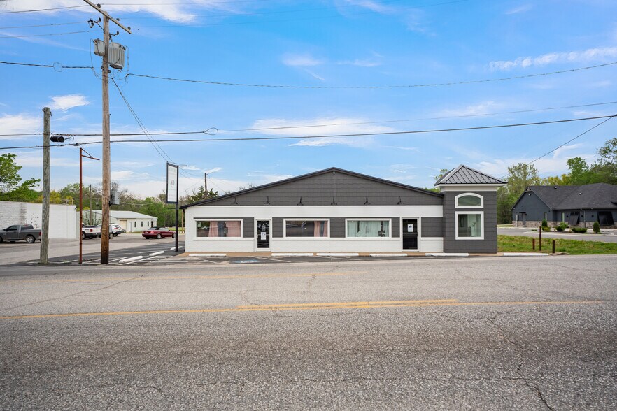 More Photos Of 311 W 3rd St, Grove Storefront Retail Office For Sale