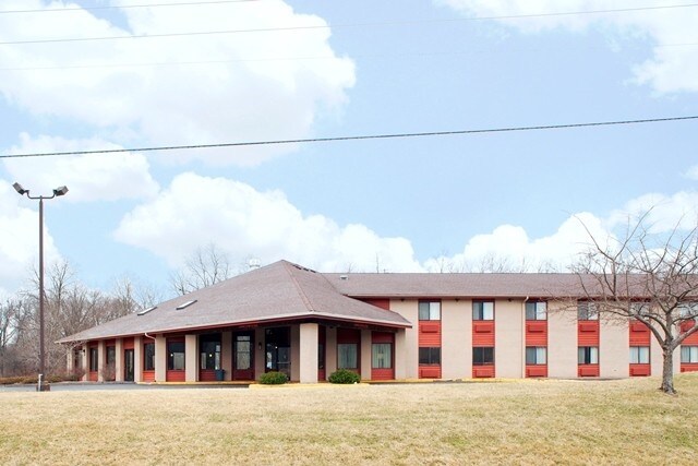 More Photos Of 1646 N Lafayette St, Macomb Hotel For Sale