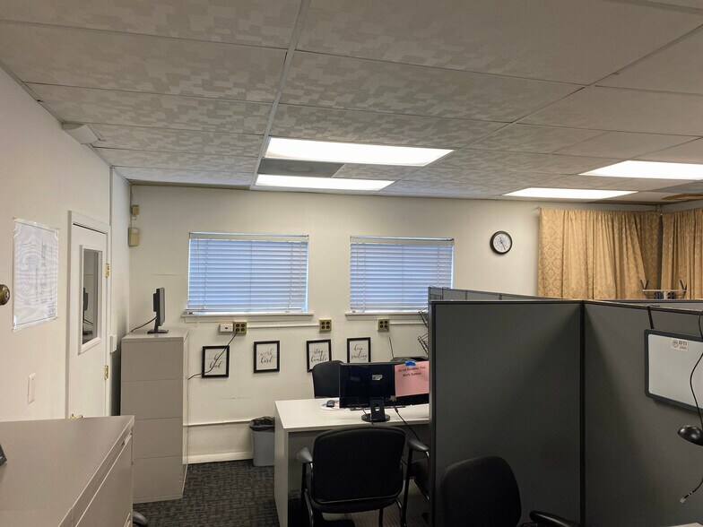 More Photos Of 22 Broadway, Amityville Flex For Sale