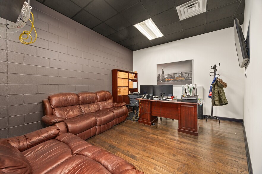 More Photos Of 304 Howard Ave, Des Plaines Light Distribution For Sale