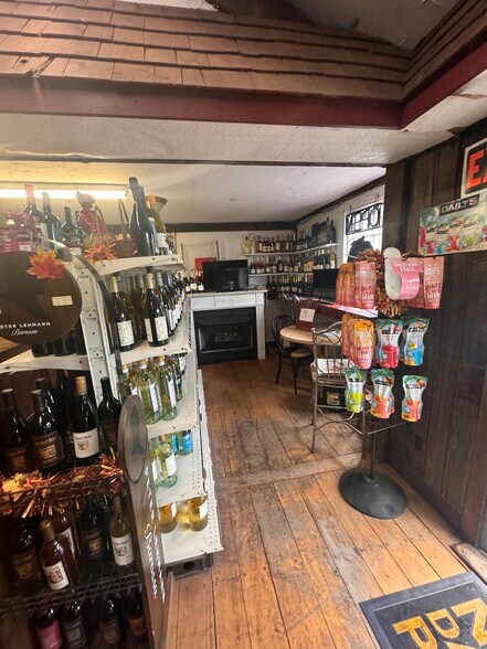 More Photos Of 166 S Riverside Ave, Pequabuck Freestanding For Sale