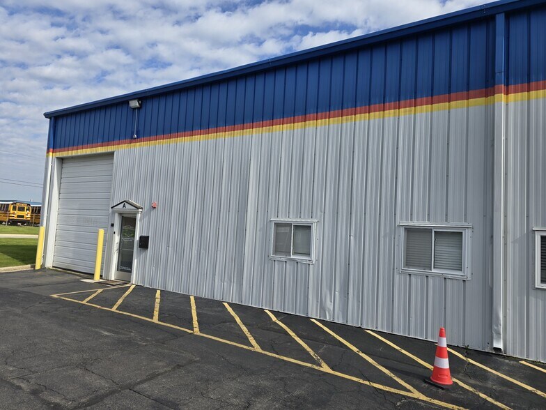 More Photos Of 440 Industrial Dr, Naperville Warehouse For Lease