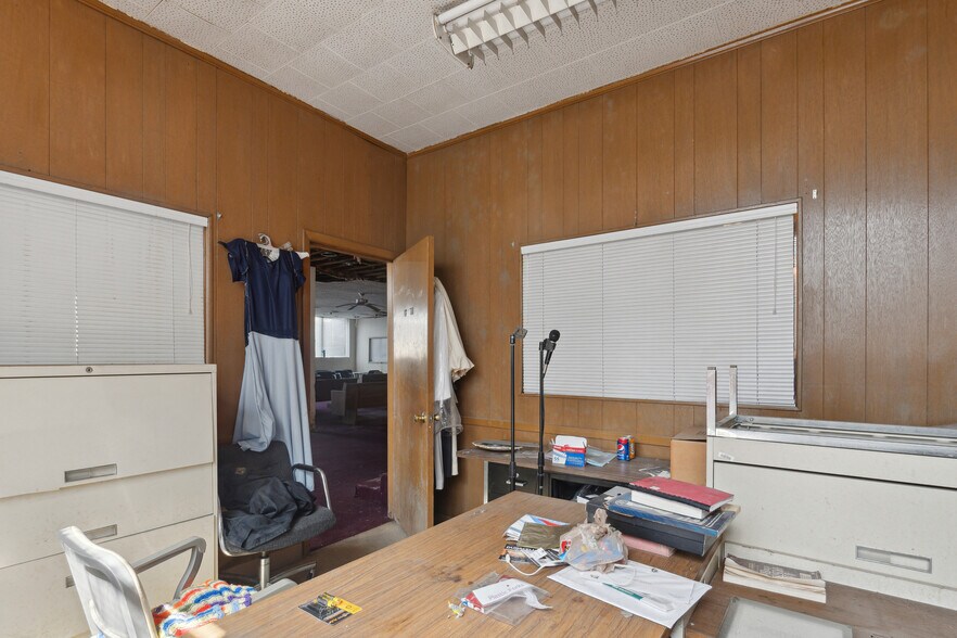 More Photos Of 13030 Puritan St, Detroit Office For Sale