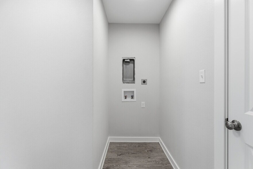More Photos Of 307 N Henry St, Lindale Apartments For Sale