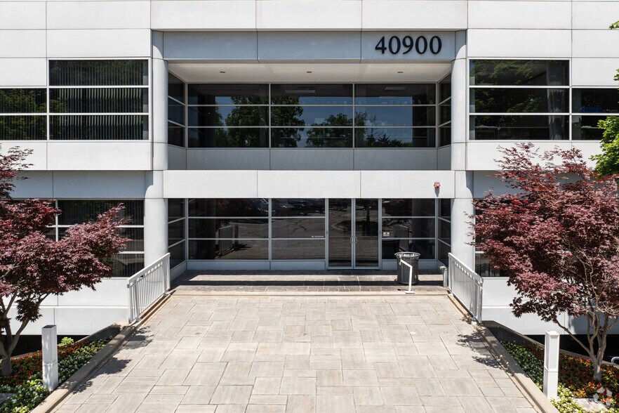 More Photos Of 40900 Woodward Ave, Bloomfield Hills Office For Lease
