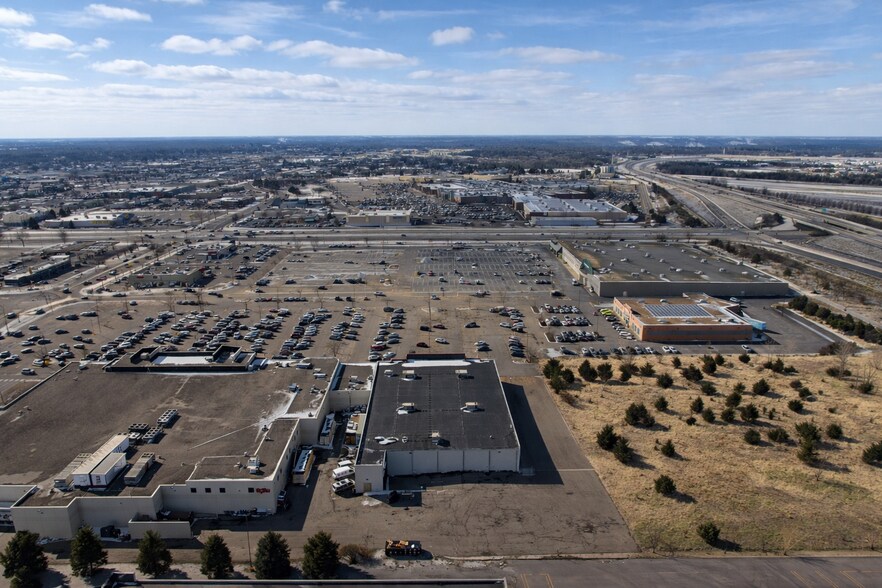 More Photos Of 2020 Adams St, Mankato General Retail For Sale