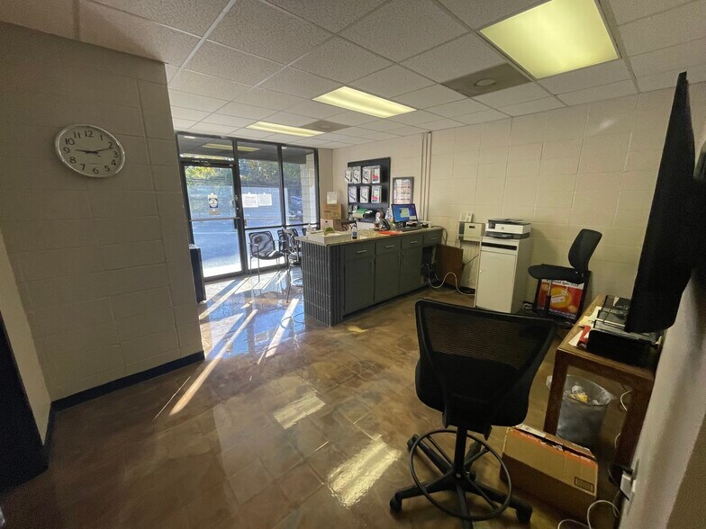 More Photos Of 1955 Dove St, Macon-Bibb Self Storage For Lease