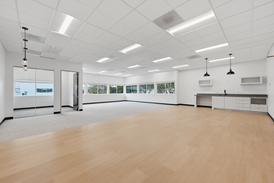 More Photos Of 5677 Oberlin Dr, San Diego Office For Sale