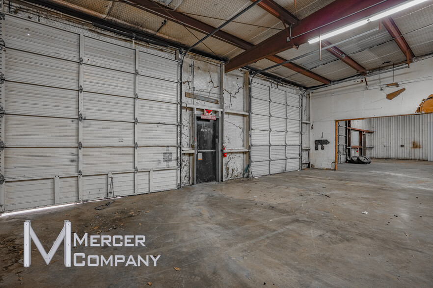 More Photos Of 3103 W Pioneer Pky, Pantego Warehouse For Lease