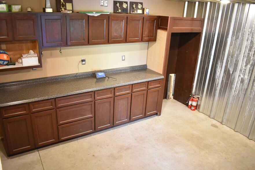 More Photos Of 135 Howard Rd, Fulton Industrial For Sale