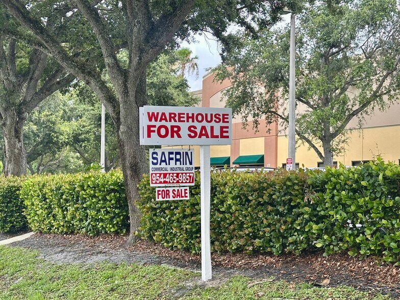 More Photos Of 3732-3758 SW 30th Ave, Fort Lauderdale Warehouse For Sale
