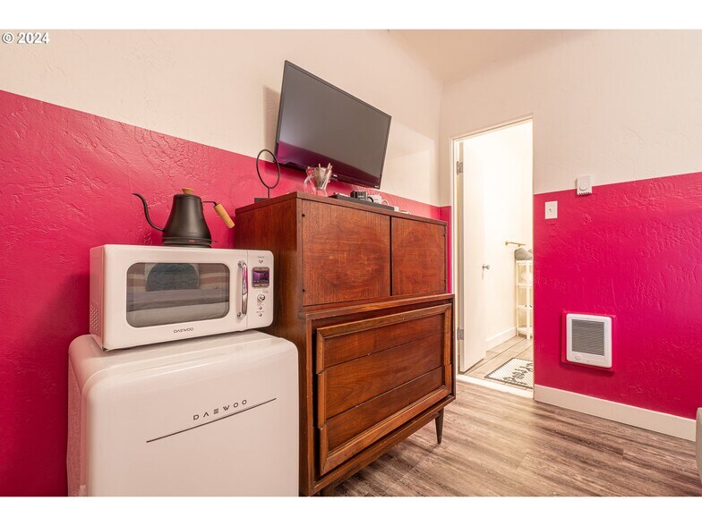 More Photos Of 1175 2nd St SE, Bandon Hotel For Sale