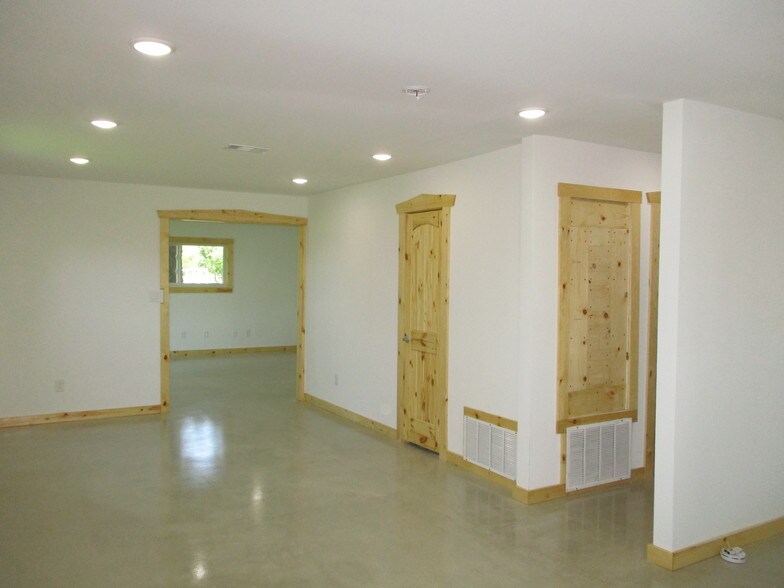 More Photos Of 12724 Lowden Ln, Manchaca Office Residential For Lease