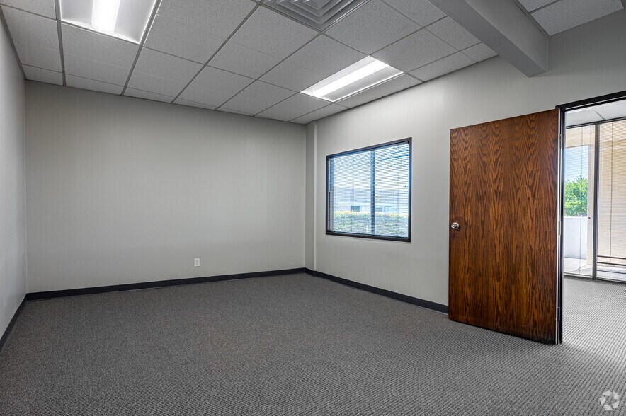 More Photos Of 11420 Mathis Ave, Farmers Branch Unknown For Lease