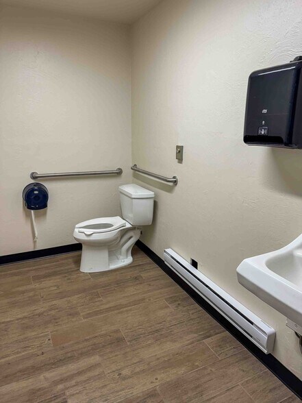 More Photos Of 3709 W Reno Ave, Oklahoma City Showroom For Lease