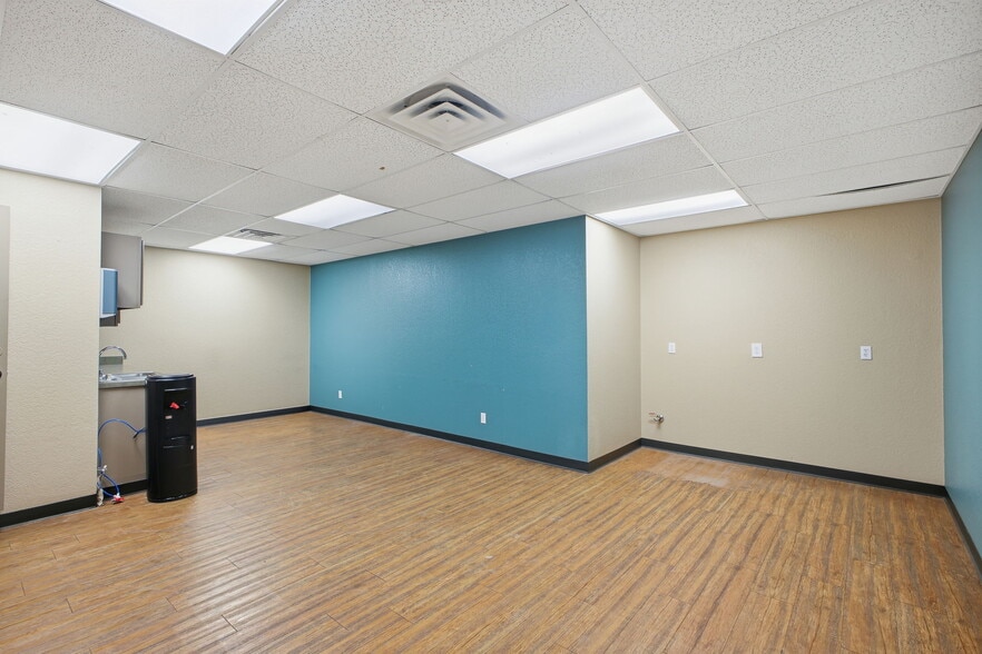 More Photos Of 2110 Mannix Dr, San Antonio Light Distribution For Sale