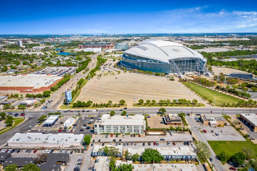 More Photos Of 908 N Collins St, Arlington Auto Dealership For Sale