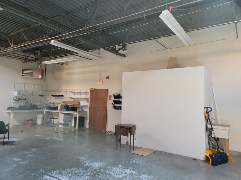 More Photos Of 362 Industrial Park Rd, Middletown Warehouse For Sale