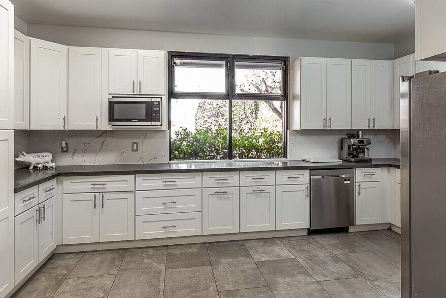 More Photos Of 2075 Pioneer Ct, San Mateo Medical For Lease