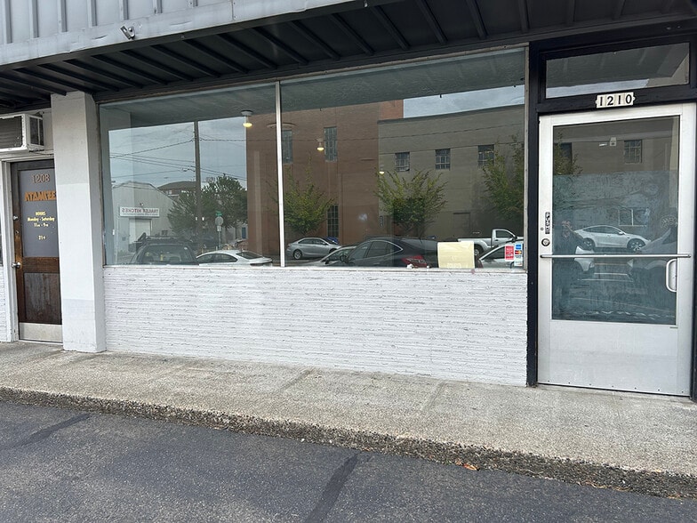 More Photos Of 1210 SE 7th Ave, Portland Storefront For Lease