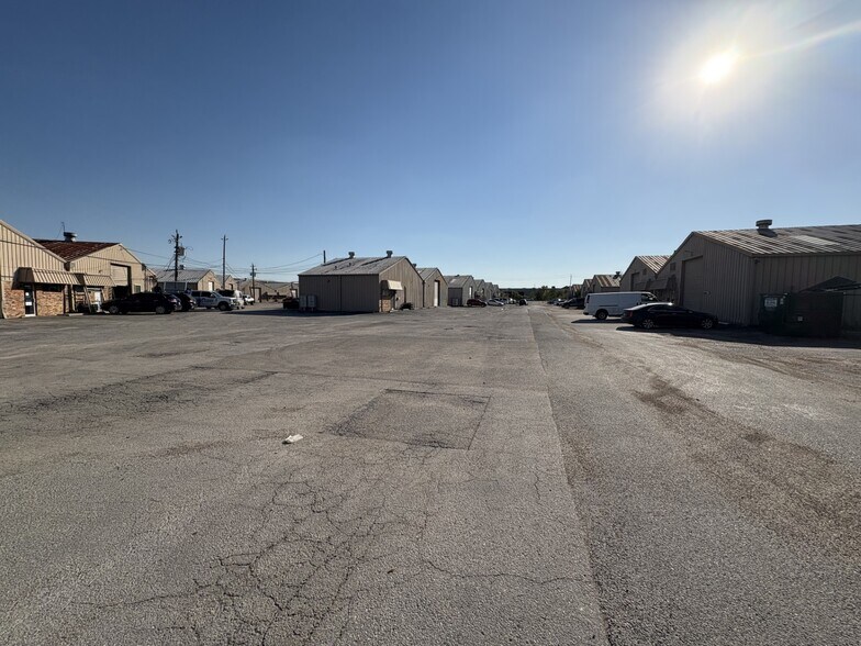 More Photos Of 10612 Hempstead Rd, Houston Unknown For Lease