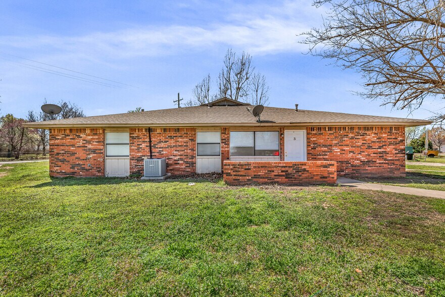 More Photos Of 210 NW North St, Minco Apartments For Sale
