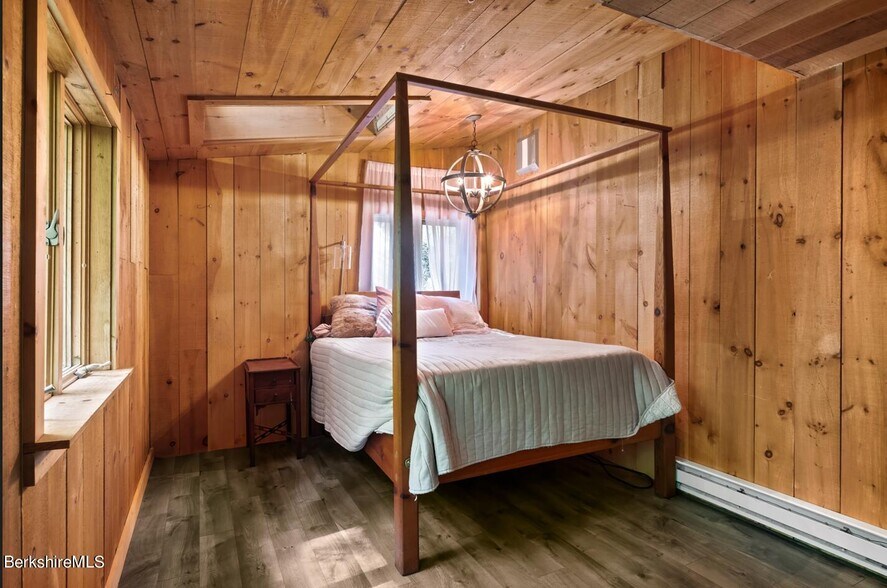 More Photos Of 1099 New Ashford Rd, Williamstown Veterinarian Kennel For Sale