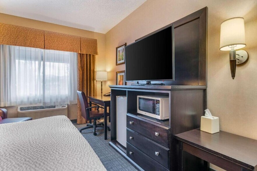 More Photos Of 1501 S Pacific Hwy, Medford Hotel For Sale