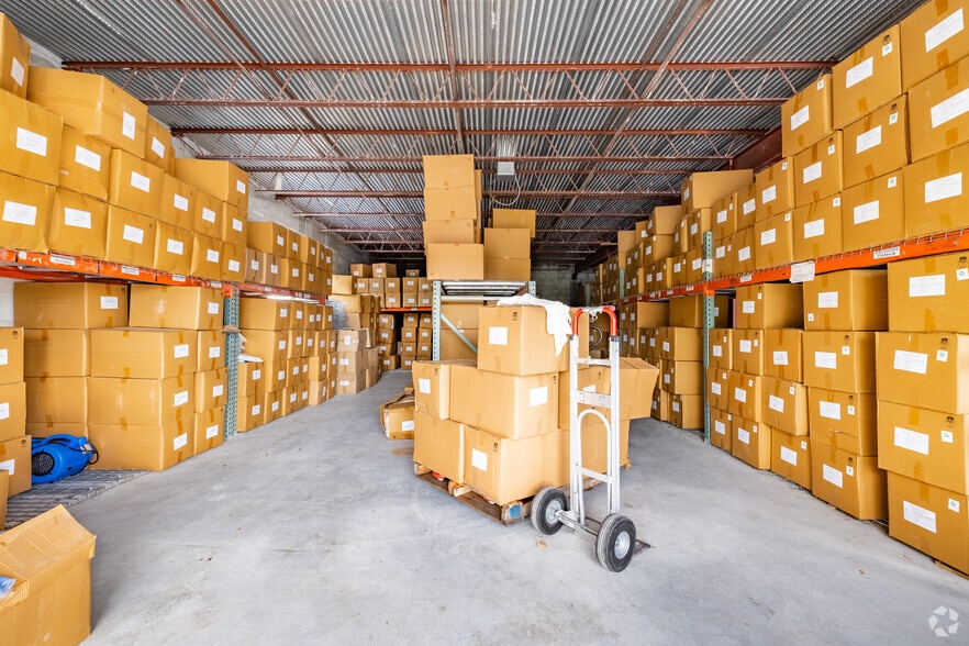 More Photos Of 2119 Grand Blvd, Holiday Light Distribution For Sale