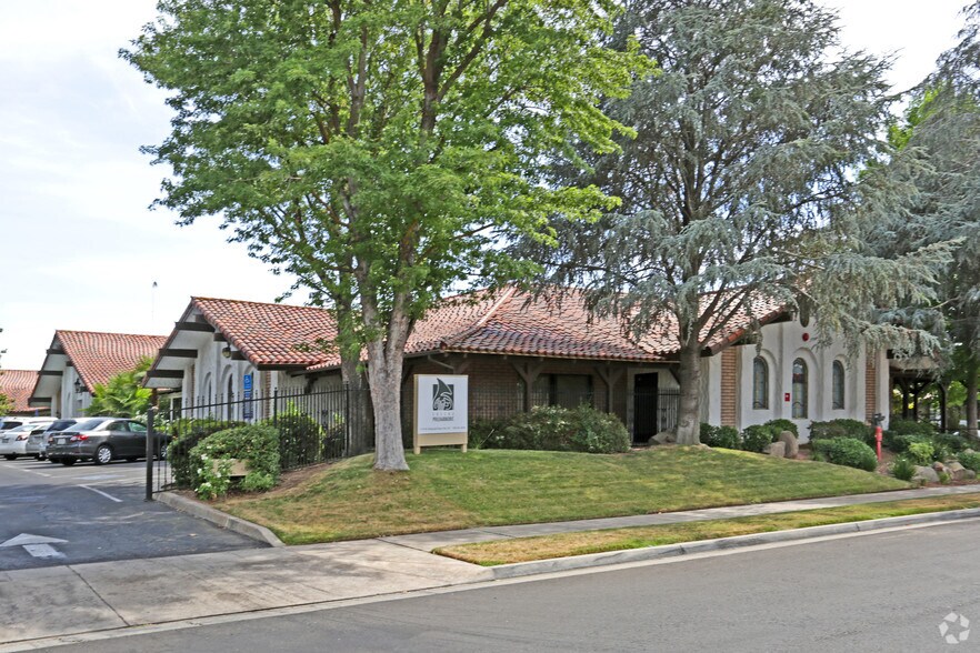 More Photos Of 7170 N Financial Dr, Fresno Office For Lease
