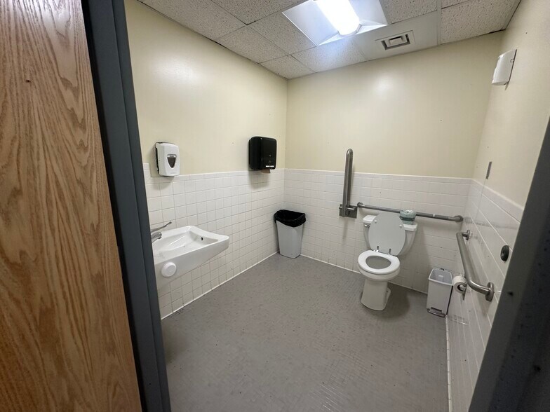 More Photos Of 10 Commerce Dr, Columbia Office For Sale