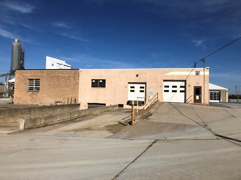 Primary Photo Of 825 E Earl Rd, New Holland Warehouse For Lease