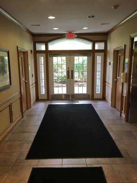 More Photos Of 1188 Bell St, Chagrin Falls Office For Lease