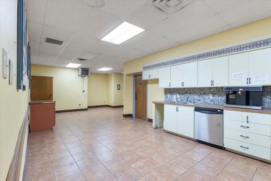 More Photos Of 9846 State Highway 31 E, Tyler Medical For Sale