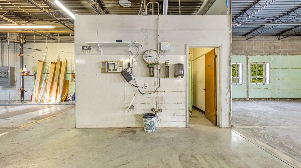 More Photos Of 333 Sante Ave, Kirkwood Warehouse For Lease