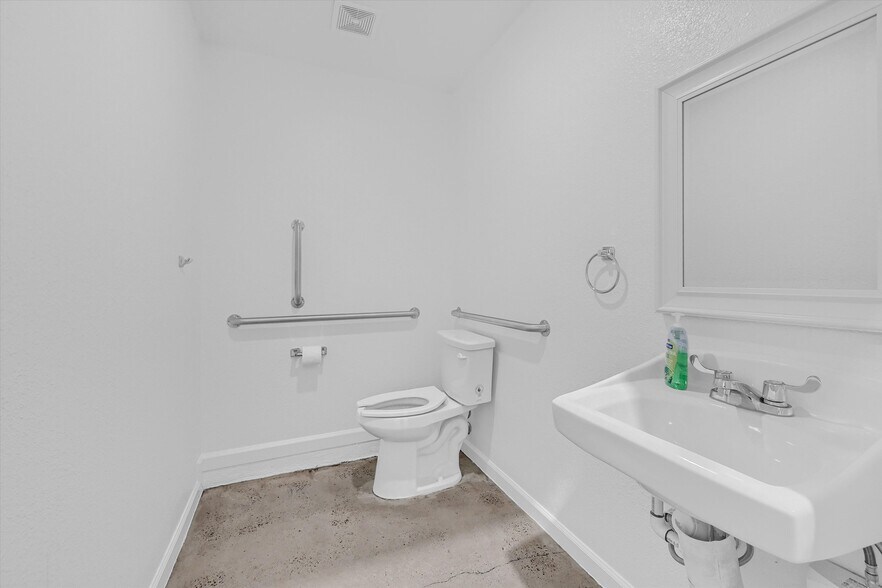 More Photos Of 2410 N Frisco Rd, Sherman Flex For Sale