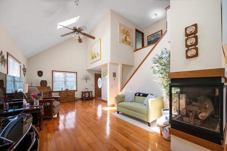 More Photos Of 46 Statue Way, Portsmouth Multifamily For Sale