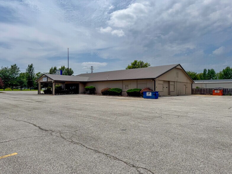 More Photos Of 1860 W Sunset Ave, Springdale Freestanding For Sale