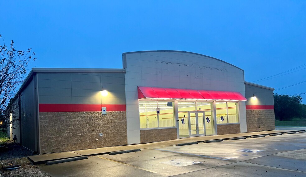 More Photos Of 530 W Main St, Hugo Freestanding For Lease