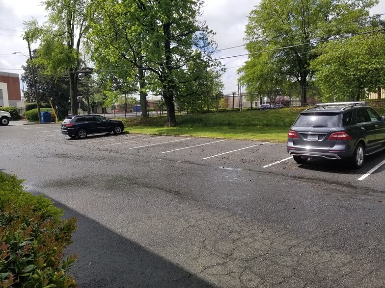 More Photos Of 121 Greenwich Rd, Charlotte Office For Lease