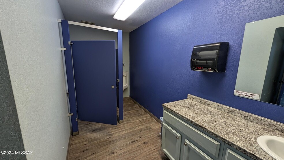 More Photos Of 2901 N Country Club Rd, Tucson Freestanding For Sale