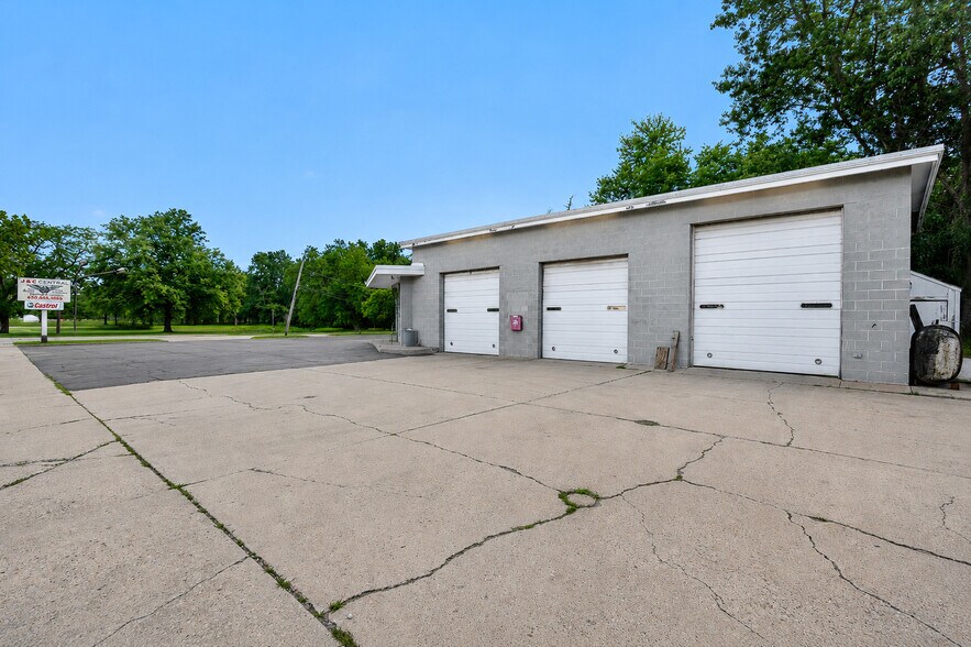 More Photos Of 420 S Main St, Wheaton Auto Repair For Sale