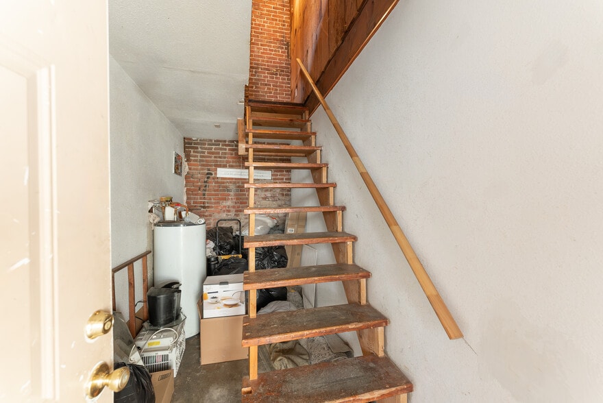 More Photos Of 110 Locust St, Oakland Storefront For Sale