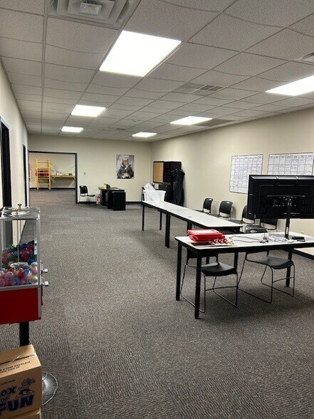 More Photos Of 5521 W Cleveland St, South Bend Light Distribution For Lease