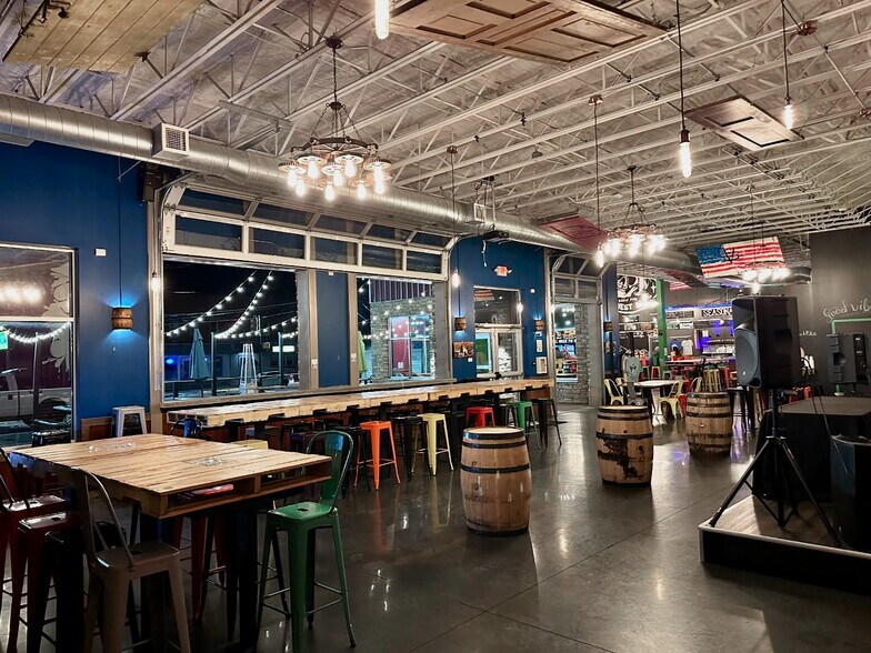 More Photos Of 23 W Pike St, Houston Storefront For Lease