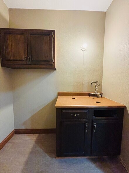 More Photos Of 1629 Harding Blvd, Cotter Medical For Sale