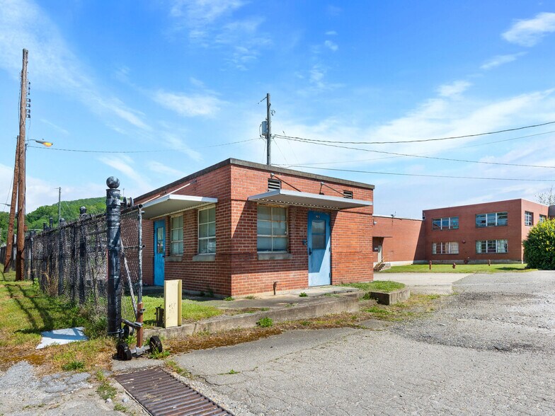 More Photos Of 1 Water St, Old Fort Distribution For Lease