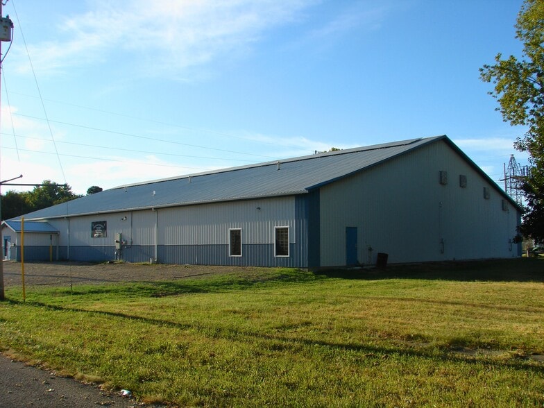 More Photos Of 311 W St. John St, Litchfield Sports And Entertainment For Sale