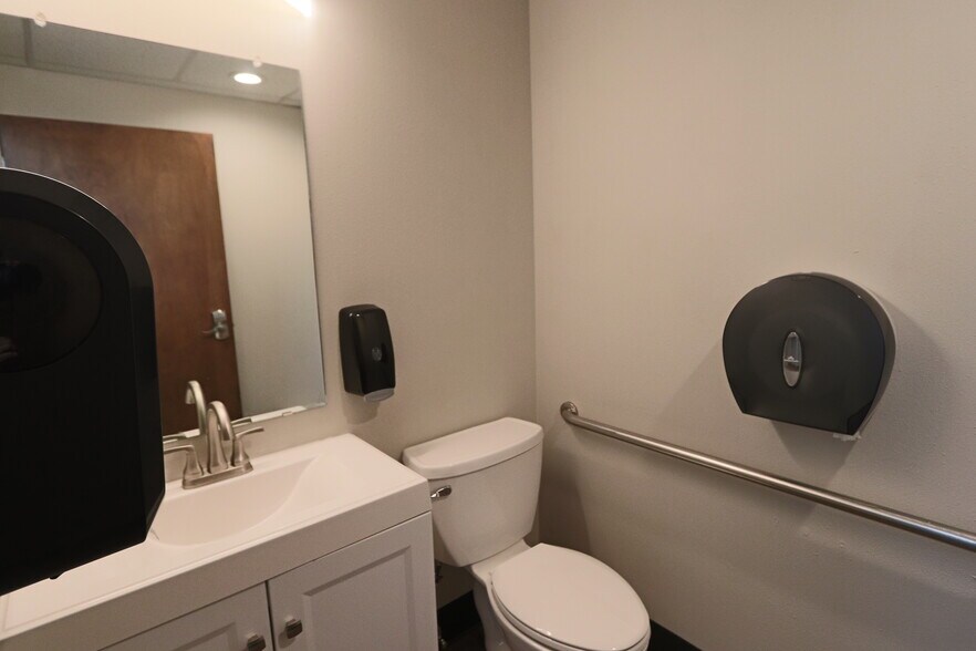 More Photos Of 2503 74th St, Lubbock Office For Lease