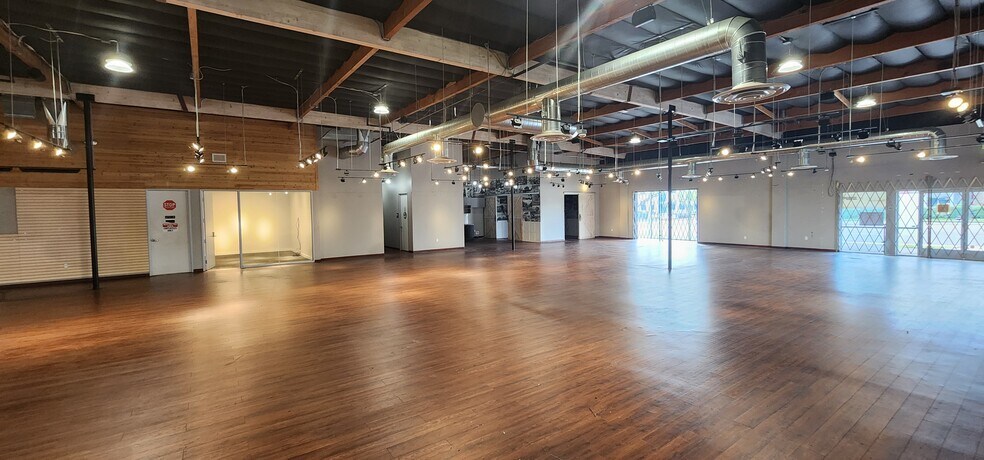 More Photos Of 9240 Clairemont Mesa Blvd, San Diego Showroom For Lease